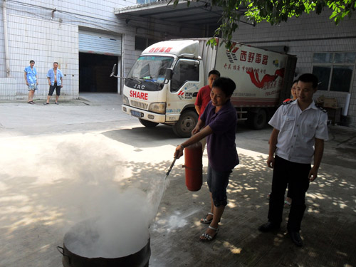 西野员工学习操作灭火器